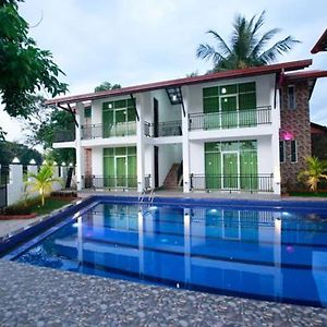 Hotel Sanri Villa Katunayake Minuwangoda Exterior photo