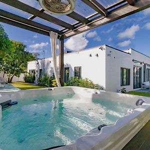 Luxe Villa Northeast Miami By The Glamhomes Exterior photo