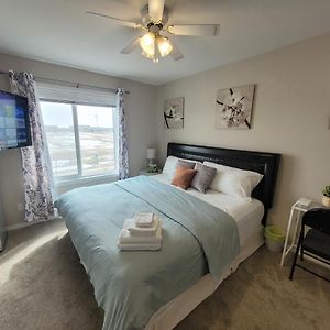 Elegant Guest Suite - King Bed & Ensuite Private Bathroom - Close To Airport With Aircon Calgary Exterior photo