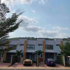 Modern 2 Bedroom Townhouse In Accra Aiyimensa Exterior photo