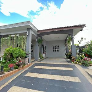 Leisure Homestay Kampong Peruntun Exterior photo