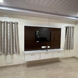 Fully Furnished 3 Bhk With Parking In Prime Area - 2Nd Floor Apartment Visakhapatnam Exterior photo