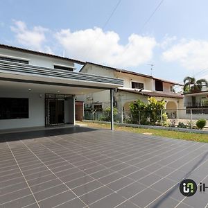 Klebang Modern Classic Chill House By I Housing Malacca Exterior photo