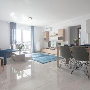 New Spacious Apartment Located In Piraeus Exterior photo
