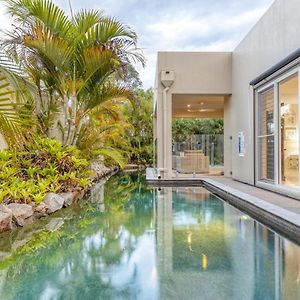 Luxury Resort Style Villa Pool By Custom Bnb Hosting Pelican Waters Exterior photo