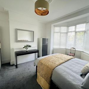 Perfect Location Whole Apartment With Wifi & Private Garden Contractors Welcome Southend-on-Sea Exterior photo
