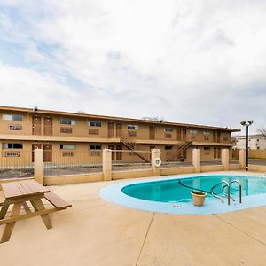 Oyo Hotel San Antonio Lackland Afb Seaworld Hwy 90 W Exterior photo