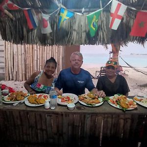 Isla Diablo Cabanas En La Orilla Del Mar Bano Compartido Apartment Cagantupo Exterior photo