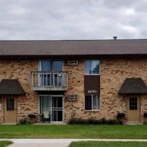 Conveniently Located Two-Bedroom Apartment Green Bay Exterior photo