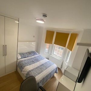 The Royal Boutique Bells Lodge By London Heathrow With 6 Ensuite Double Rooms & Kitchen 3 Minutes Walk To West Drayton Station Elizabeth Line Yiewsley Exterior photo