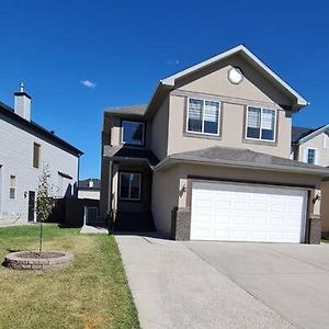 Spacious Comfortable Air-Conditioned. Near Airport! Calgary Exterior photo