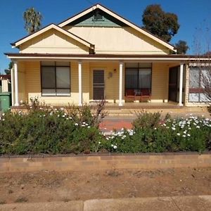 Stay @ Ray'S West Wyalong Exterior photo
