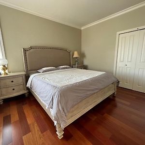 A Cozy Bedroom With A King Size Bed Close To Yvr Richmond Exterior photo