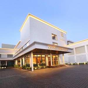 The Grand Ambassador Hotel Kottayam Exterior photo