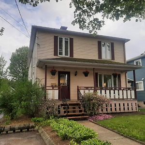 La Maison Aux Camelias Coaticook Exterior photo