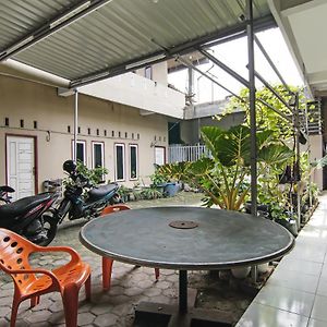 Spot On 92498 Fanni Homestay Pekanbaru Exterior photo