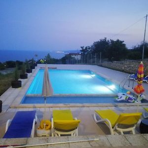 Apartament S Izgled Kem Moreto I Venshen Basein Balchik Exterior photo