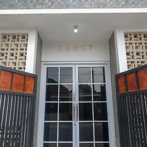 Koolkost Syariah Near Luwes Gentan Park Hotel Sukoharjo Exterior photo