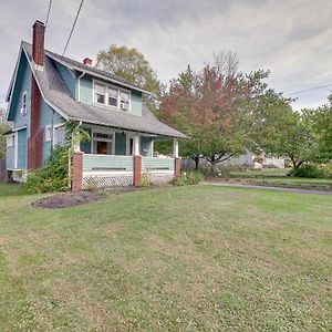 Welcoming Home In Youngstown With Private Backyard! Exterior photo