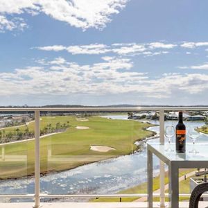 Spa Apartment - Beautiful Views Of Golf Course! Pelican Waters Exterior photo