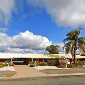 Country Roads Motor Inn West Wyalong Exterior photo