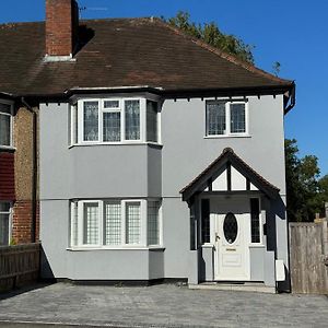 3 Bedroom House With Garden In London Cheam Exterior photo