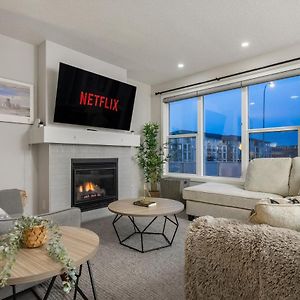 Luxury Getaway With Cali King Size Bed & Fireplace Calgary Exterior photo