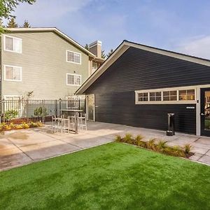 Modern And Spacious Apartment- Gym, Wifi, Free Parking Seattle Exterior photo