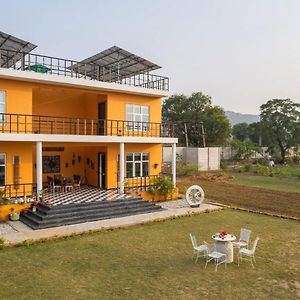Stayvista'S Aranyavas Farmstay - Pet-Friendly, Mountain-View Retreat With Terrace, Lawn & Indoor-Outdoor Games Jaipur Exterior photo