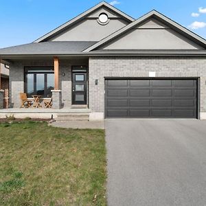 Elegant 4Br Family Home By Prince Edward Area Belleville Exterior photo