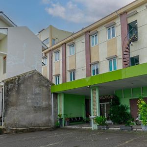 Hotel Dmadinah Inn Gentan Surakarta  Exterior photo