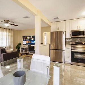Cheerful 3-Bed 2-Bath Minutes From The Beach Fort Lauderdale Exterior photo