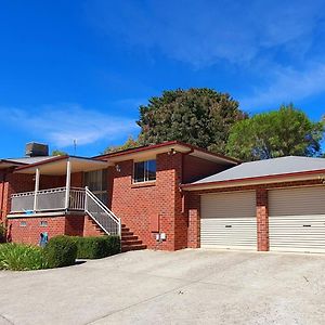 Ballarat Holiday Homes - Bells Lane - Large Home With Double Garage - Only Minutes From Ballarat Cbd - Sleeps 1 To 10 Exterior photo