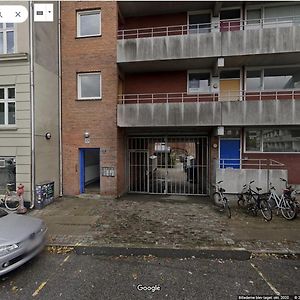 Central Apartment In Copenhagen With Balcony, High Speed Internet & Free Parking Garage Exterior photo