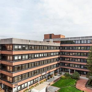 Modern Studio Apartment In East Grinstead Exterior photo