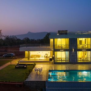Stayvista'S Majestic Cascades - Mountain-Side Villa With Infinity Pool, Spacious Lawn & Indoor Games Karjat Exterior photo