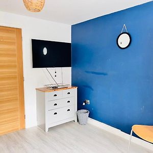Brand New 2 Bedroom Apartment With Wi-Fi Sleeps 4 - Tanzanite Cambridge  Exterior photo