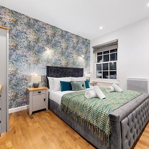 Modern One Bed Apartment - Sleeps 3 - Near Heathrow, Windsor Castle, Thorpe Park - Staines London Tw18 Exterior photo