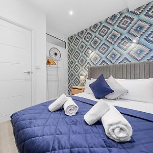 Modern One Bedroom Flat - Near Heathrow, Windsor Castle, Thorpe Park - Staines London Tw18 Exterior photo