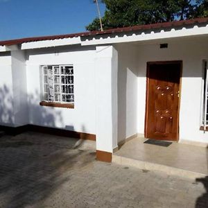Nichi'S Guesthouse - Cosy 3 Bedroom With Breakfast Blantyre Exterior photo