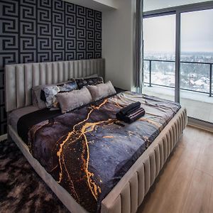 Luxurious High Rise King Suite With Parking Kitchener Exterior photo
