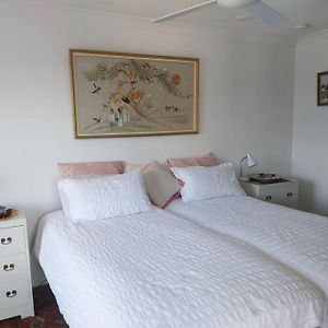 Chic 2 Bed, 2 Bath Retreat In Burleigh Waters Villa Gold Coast Exterior photo