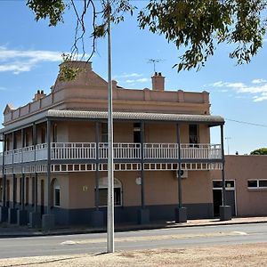 The Club Hotel Collie Exterior photo