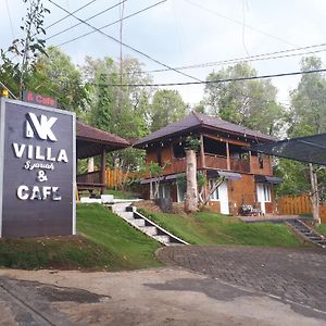 Nk Villa Syariah And Cafe Prigen Pasuruan Exterior photo