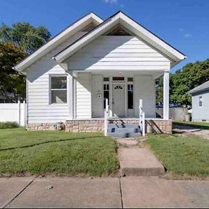 Abode A La Mode / Centrally Located 2Br/1Ba Home Evansville Exterior photo