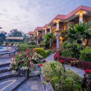 Hotel Jungle Crown Sauraha Exterior photo