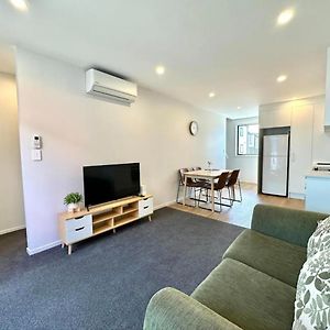 Immaculate - 2 Bedroom Townhouse Close To The Train Station Auckland Exterior photo