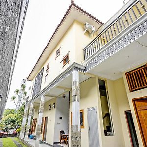 Oyo Life 92030 Ef Palm Guest House Family Surabaya Exterior photo