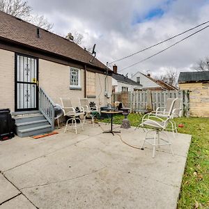 Detroit Vacation Rental Private Patio And Yard Exterior photo