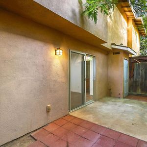 Convenient Bakersfield Townhome With Patio! Exterior photo